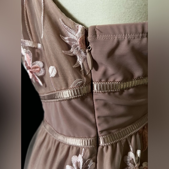 TORRID Lace Sweetheart Dress - Picture 4 of 9